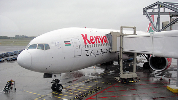 Kenyan Airwaysin kone Amsterdamin kentällä, valmiina lähdössä Nairobia kohti.