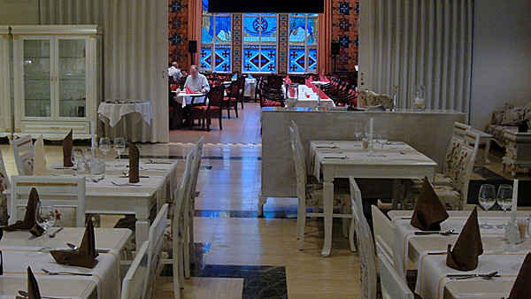 Hotelli Artoksen tyylikäs aamiaisravintola.