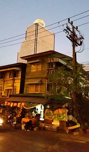 Kontrasteja matkalla luksushotelli Lebuan kattoterassille (näkyy taustalla kuvassa).